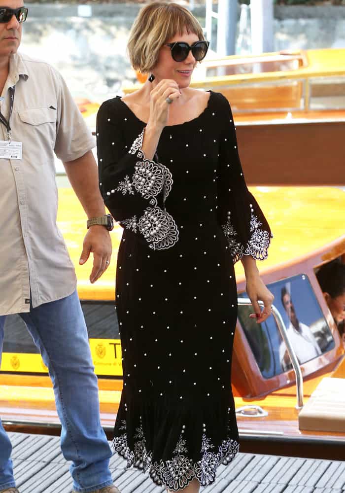 Kristen arrives at the pier in a chic pair of sunglasses