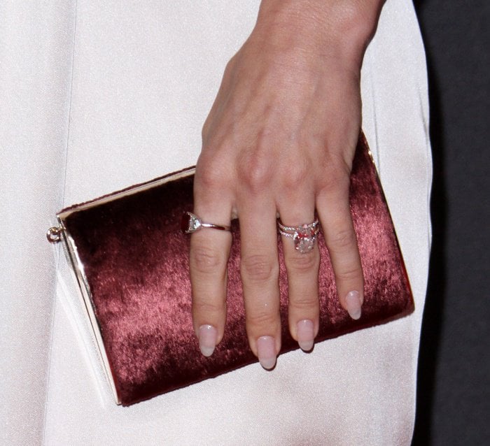 Julianne Hough carrying a dark pink clutch at the 2017 Creative Arts Emmy Awards