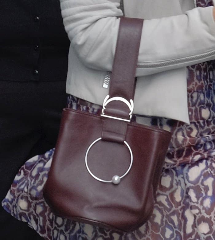 Isla Fisher carrying a bucket bag around Manhattan.