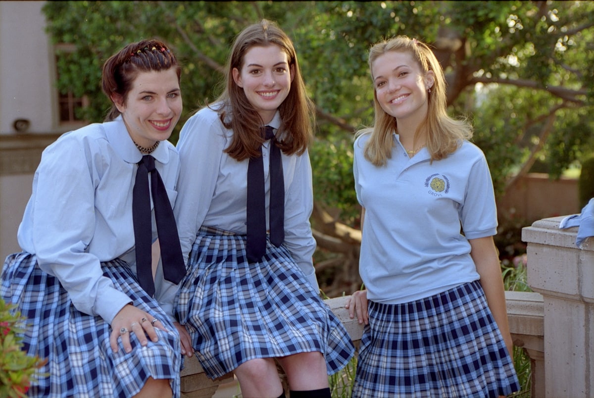 Anne Hathaway as Mia Thermopolis, Mandy Moore as Lana Thomas, and Heather Matarazzo as Lilly Moscovitz in the 2001 American coming-of-age comedy film The Princess Diaries