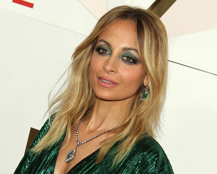 Nicole Richie rocks emerald green eye shadow at the 2017 Revolve Awards.