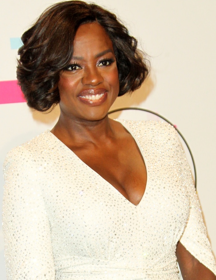 Viola Davis complemented her elegant gown with a soft, wavy bob and a natural makeup look that highlighted her radiant smile and flawless complexion