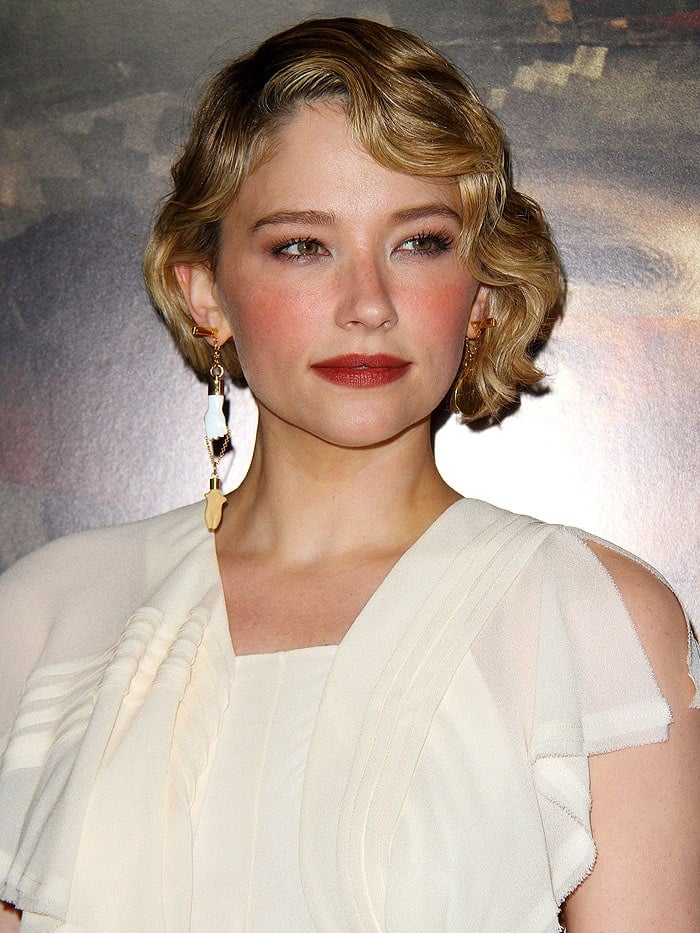 Haley Bennett's finger wave hairstyle and her white asymmetrical frock screamed glamour