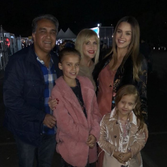 Jessica poses with her children and parents at the "Luzia" show