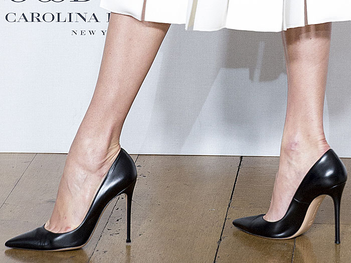 Karlie Kloss's hot feet in Carolina Herrera black leather pointy-toe pumps