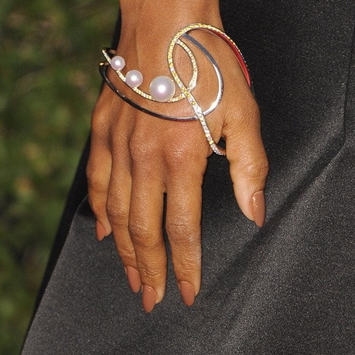 Kerry Washington shows off her pearl bracelet by Atelier Tasaki x Prabal Gurung