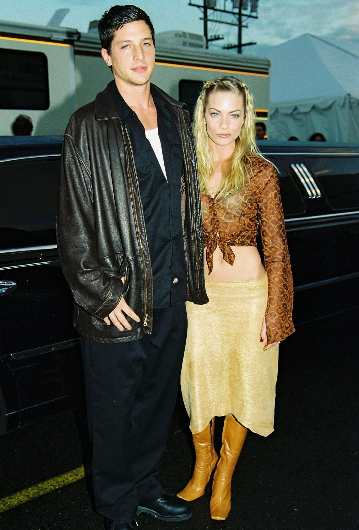 Simon Rex and his girlfriend Jaime Pressly at the 2001 American Music Awards