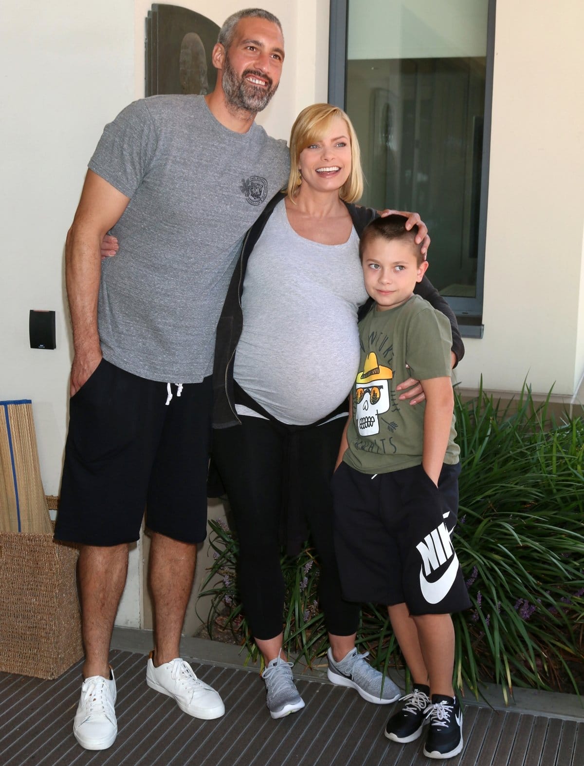 Simran Singh with his pregnant wife Jaime Pressly and her son Dezi James Calvo