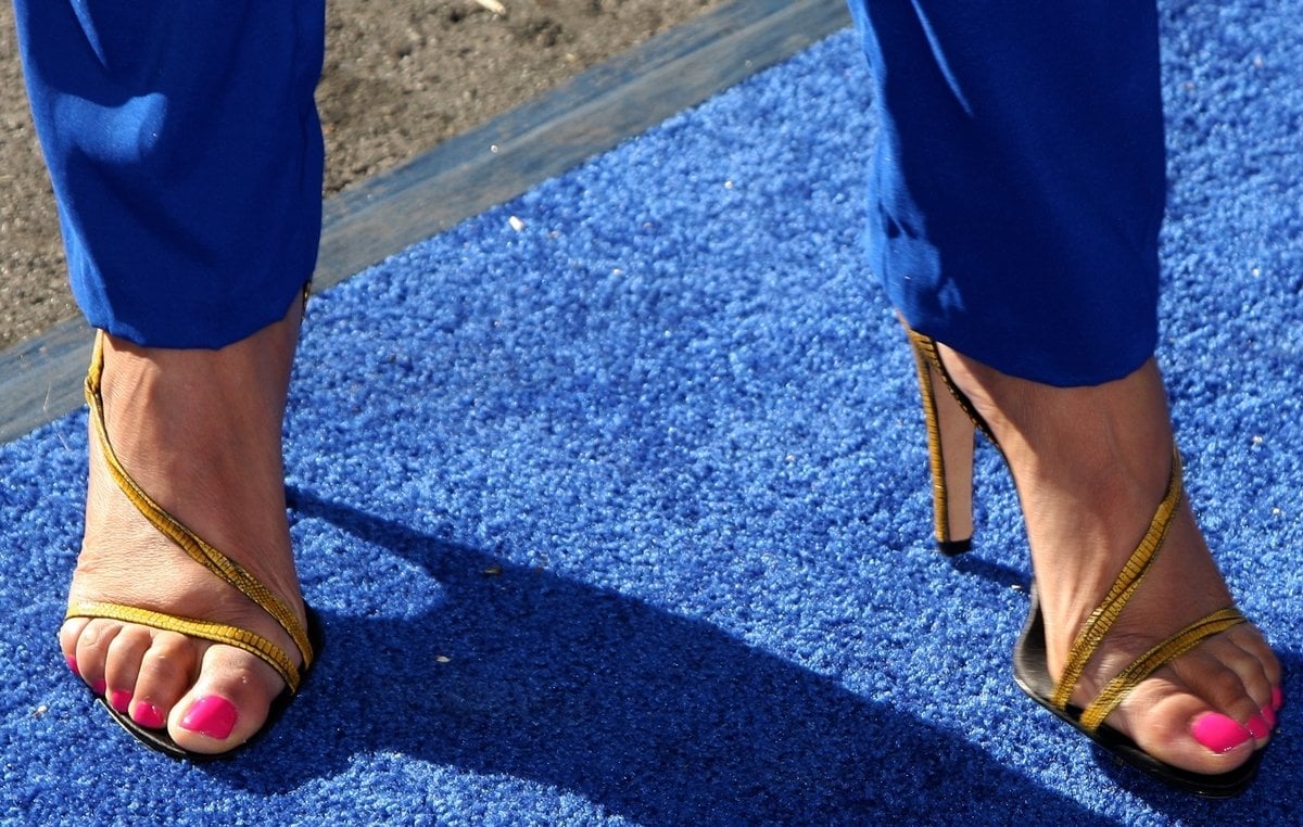 Tyra Banks shows off her feet in high heels on the blue carpet