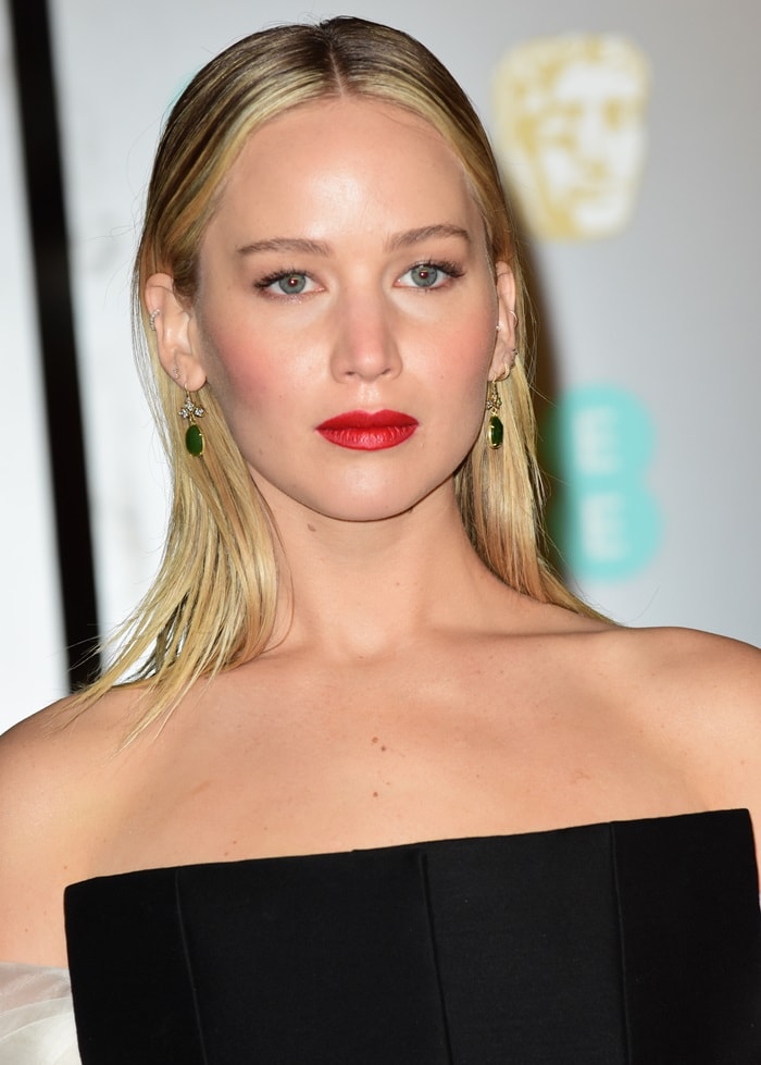Jennifer Lawrence wearing emerald stone earrings from Sylva & Cie