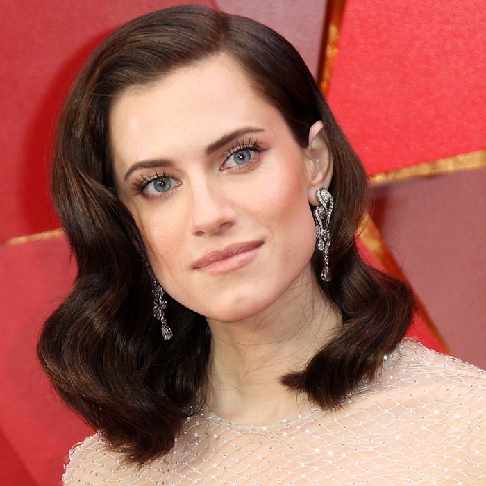 Allison Williams with elegant waves and a deep side part at the 2018 Oscars