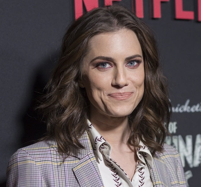 Allison Williams's blue eyes and trademark brunette tresses