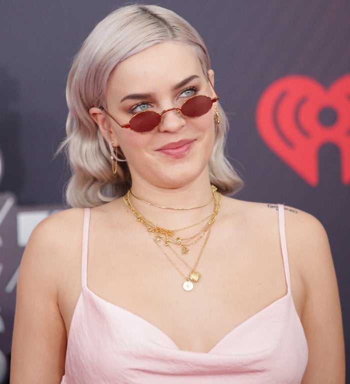 Anne-Marie with light-brown shadow at the 2018 iHeartRadio Music Awards