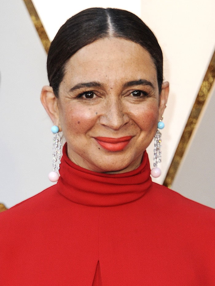 Maya Rudolph wearing Irene Neuwirth dangling bead earrings at the 2018 Oscars.