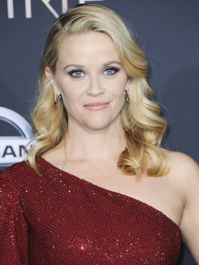 Reese Witherspoon allowed her wavy hair to fall free over her shoulders