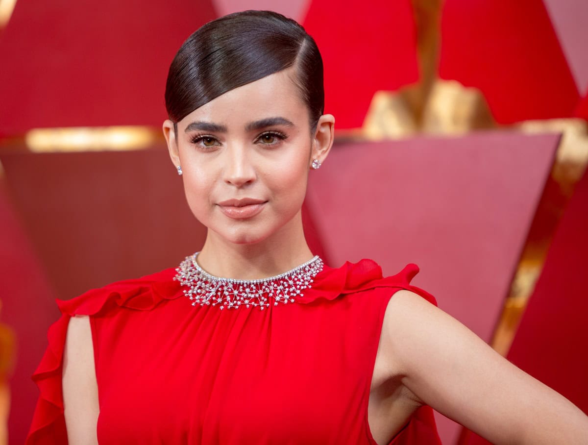 Sofia Carson glowed on the 2018 Oscars red carpet in a ruffled red Giambattista Valli gown accented with a sparkling Chopard diamond necklace and earrings