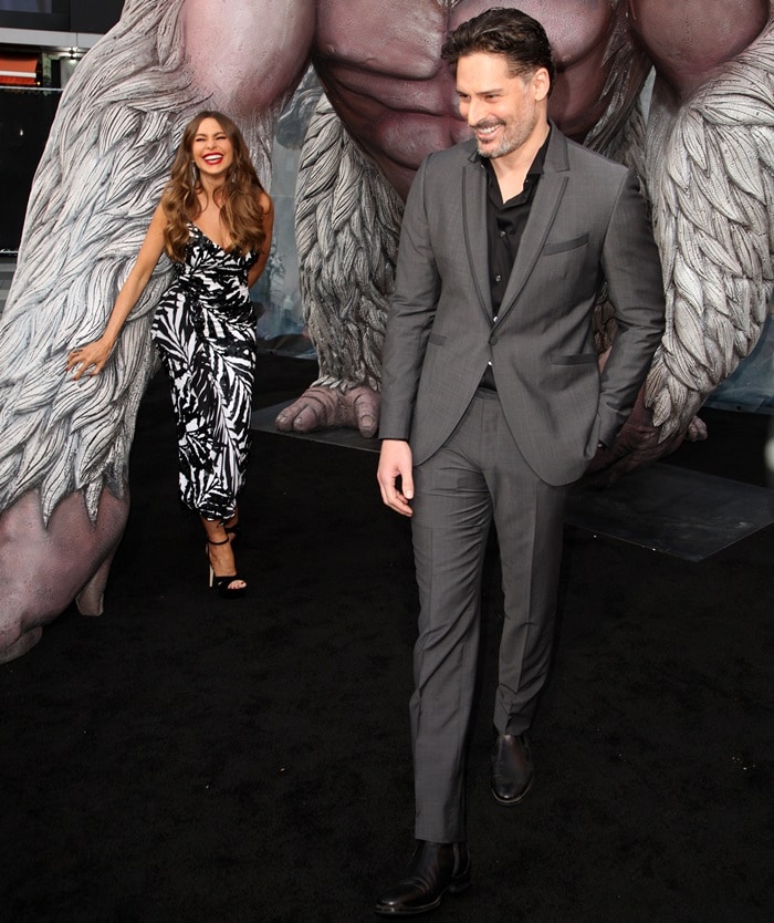 Joe Manganiello and Sofia Vergara had some fun posing with a giant gorilla statue