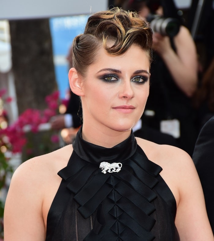 Kristen Stewart is wearing a ribbon-embellished Chanel Fall 2018 dress