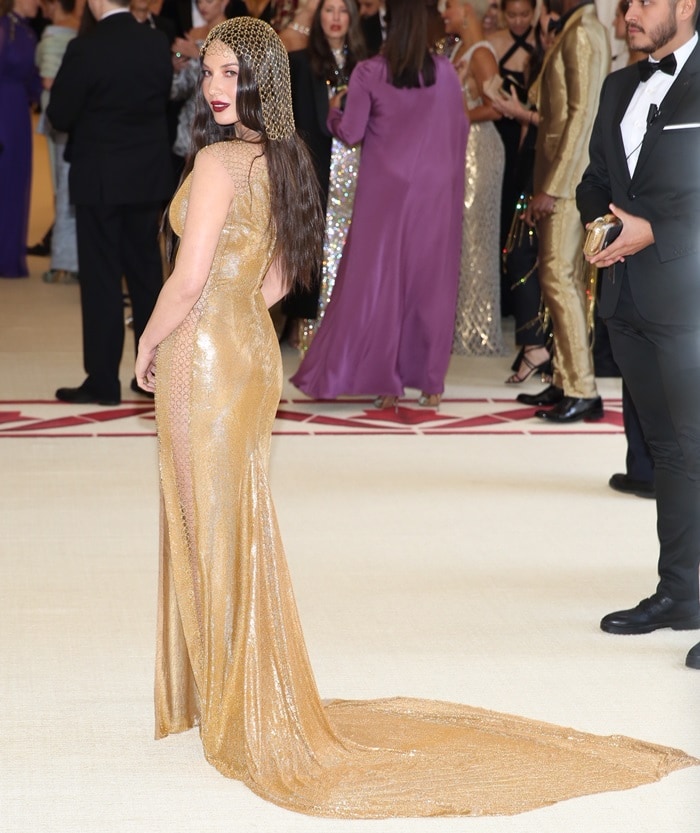 Olivia Munn rocked a Michael Schmidt chain-mail headpiece at the 2018 Met Gala