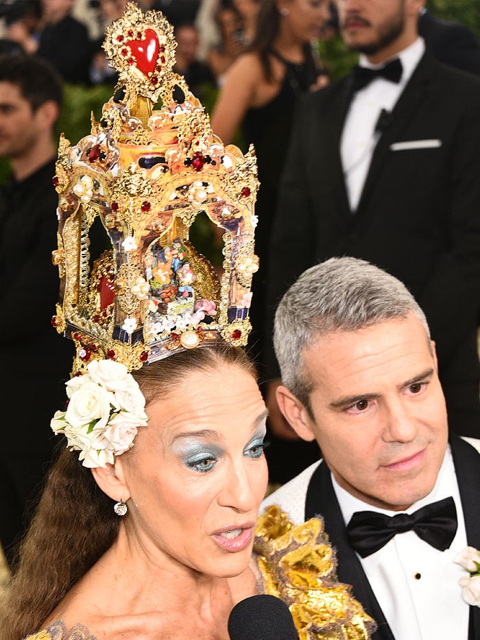 Sarah Jessica Parker’s intricate Neapolitan nativity altar headpiece at the 2018 Met Gala featured ornate gold framing, baroque embellishments, red heart motifs, and floral accents