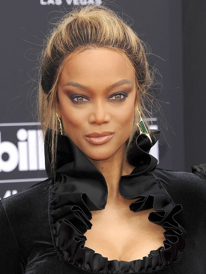 Tyra Banks wearing Jared Lehr jewelry at the 2018 Billboard Music Awards