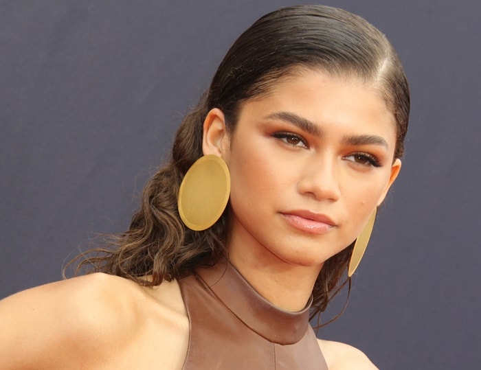 Zendaya showing off her gold-plated Paula Mendoza 'Kamenitsa' disc earrings