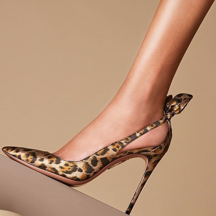 Don't you just love this jacquard leopard print fabric in dreamy caramel?