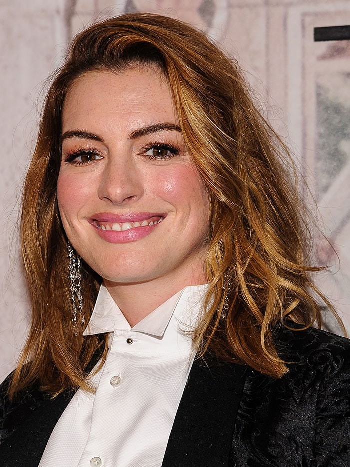 Anne Hathaway shows off her dazzling diamond dangling earrings