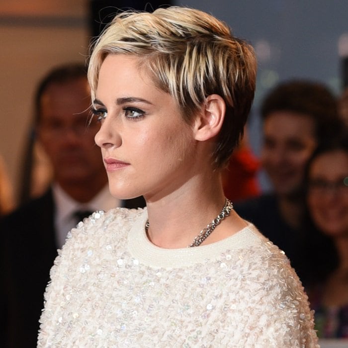 Kristen Stewart shows off her new color and haircut 