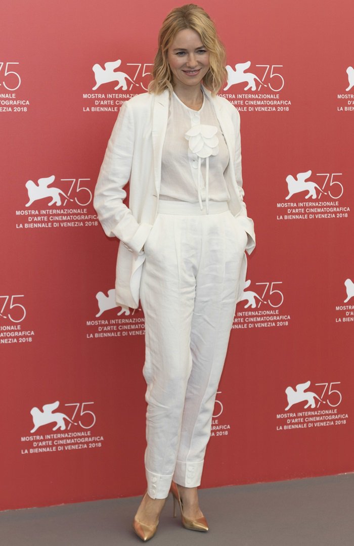 Naomi Watts donned a Giorgio Armani linen suit from the Resort 2019 Collection styled with Cartier jewelry