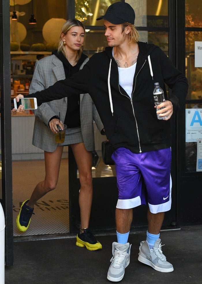 Hailey Baldwin flaunted her incredible legs after getting breakfast with Justin Bieber at Joan’s on Third in Los Angeles on October 16, 2018