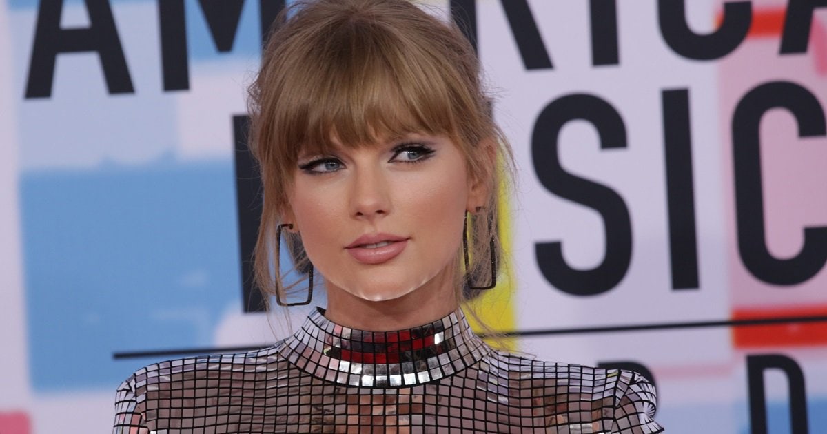 Taylor Swift Sizzles in Kim Mirror 