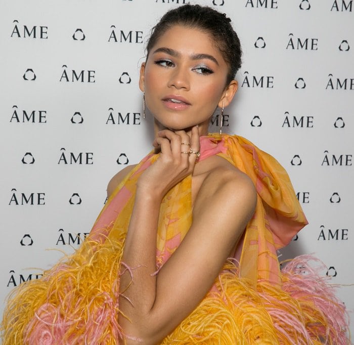 Zendaya shows off her gold drop earrings and other jewelry by Âme