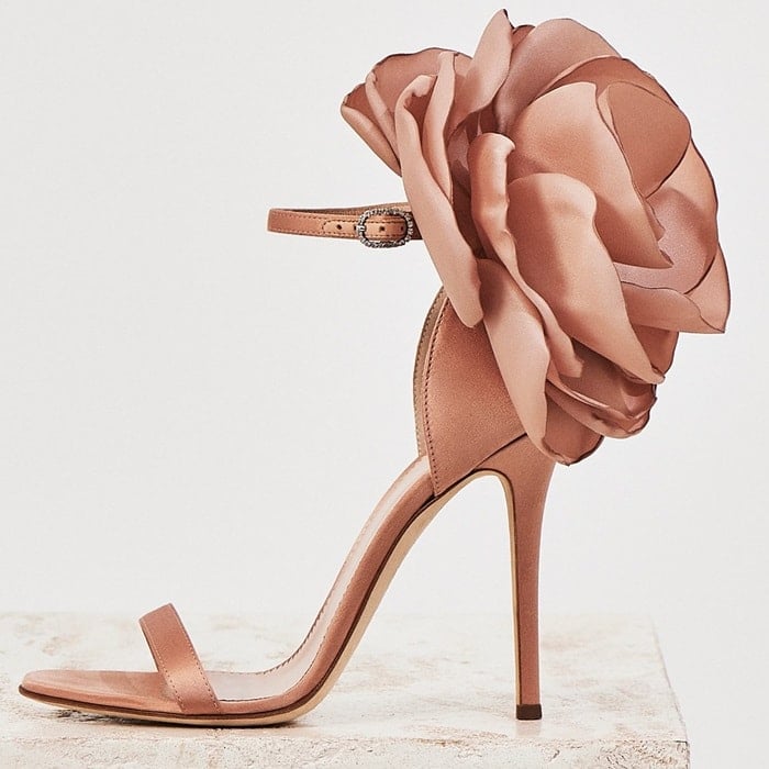 These nude pink leather peony appliqué sandals from Giuseppe Zanotti Design feature an open toe, an ankle strap with a side buckle fastening, a branded insole and a mid high stiletto heel
