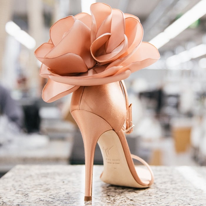 These nude pink leather peony appliqué sandals from Giuseppe Zanotti Design feature an open toe, an ankle strap with a side buckle fastening, a branded insole and a mid high stiletto heel