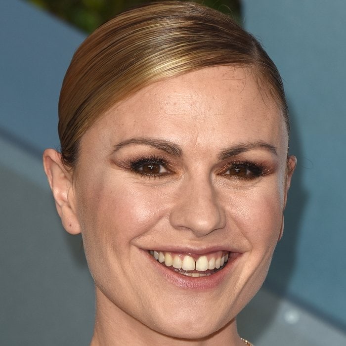 Gap-toothed beauty Anna Paquin shows off her front tooth gap