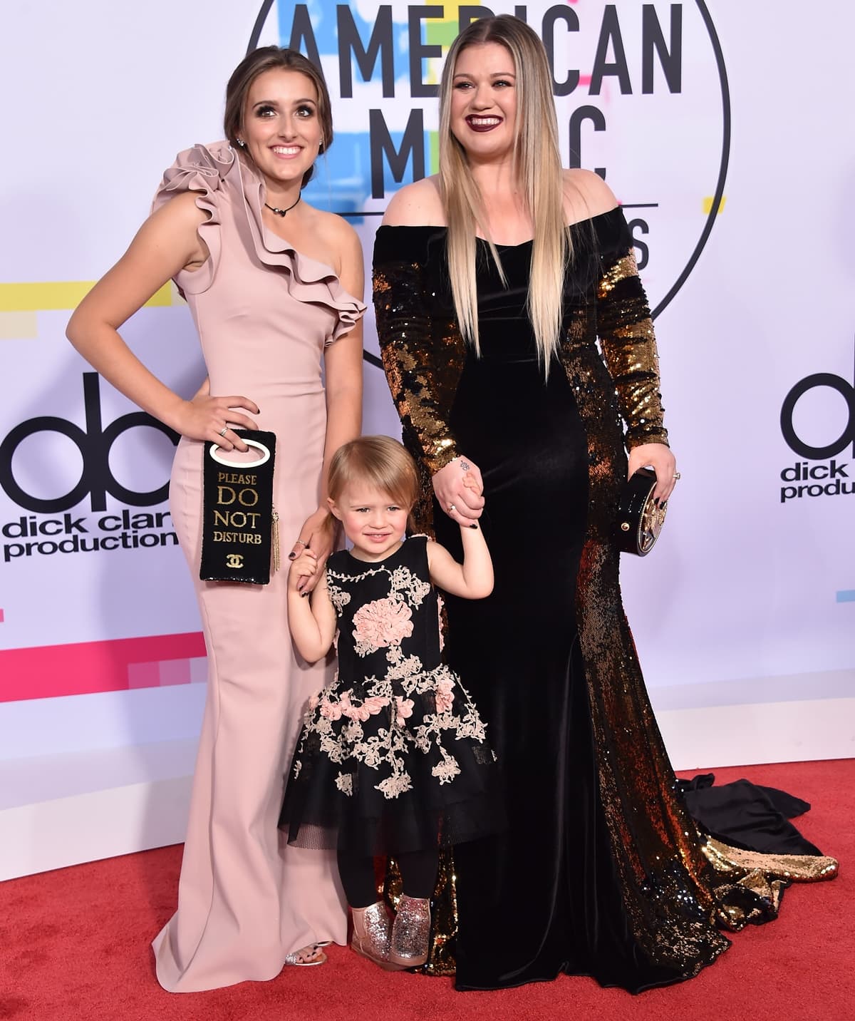 Kelly Clarkson with her stepdaughter Savannah Blackstock and her daughter River Blackstock at the 2017 American Music Awards