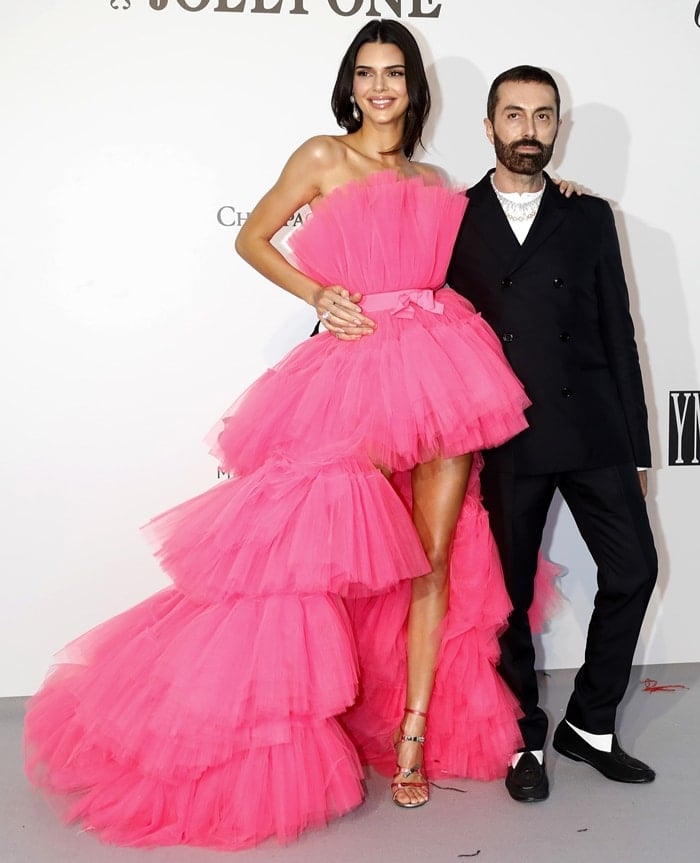 Kendall Jenner flaunted her slender legs while posing with Italian fashion designer Giambattista Valli 