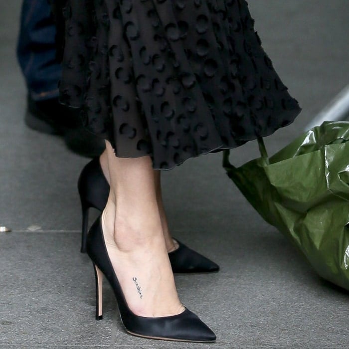 Selena Gomez has a tattoo on her right foot dedicates to her grandmother that states Sunshine