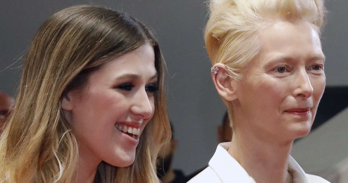 Honor Swinton Byrne Stands Tall Alongside Taller Mother Tilda Swinton(01)
