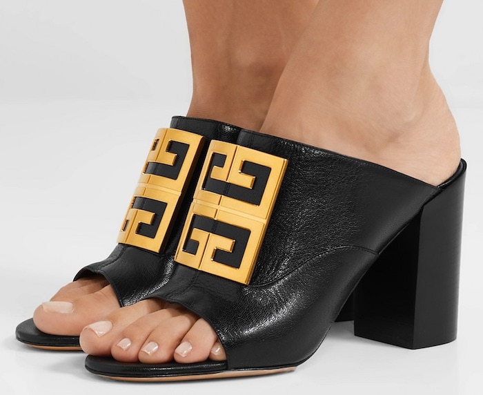 These supple black leather mules are topped with the polished '4G' plaque