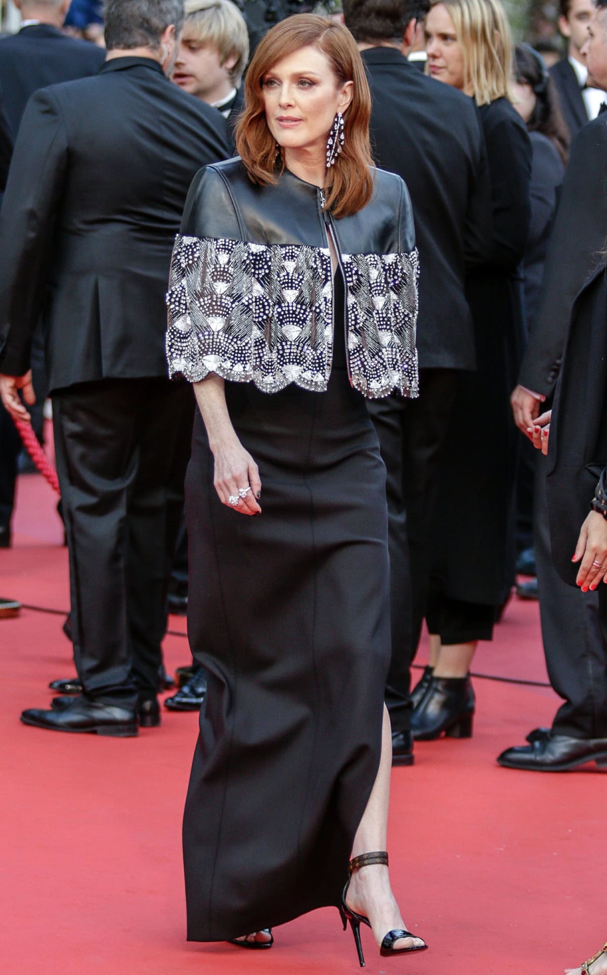 Julianne Moore embraced Louis Vuitton’s modern-goth edge at the 2019 Cannes Les Misérables premiere, pairing her leather-and-sequin cape gown with sleek black ankle-strap stiletto sandals that kept the dramatic silhouette sharp and grounded