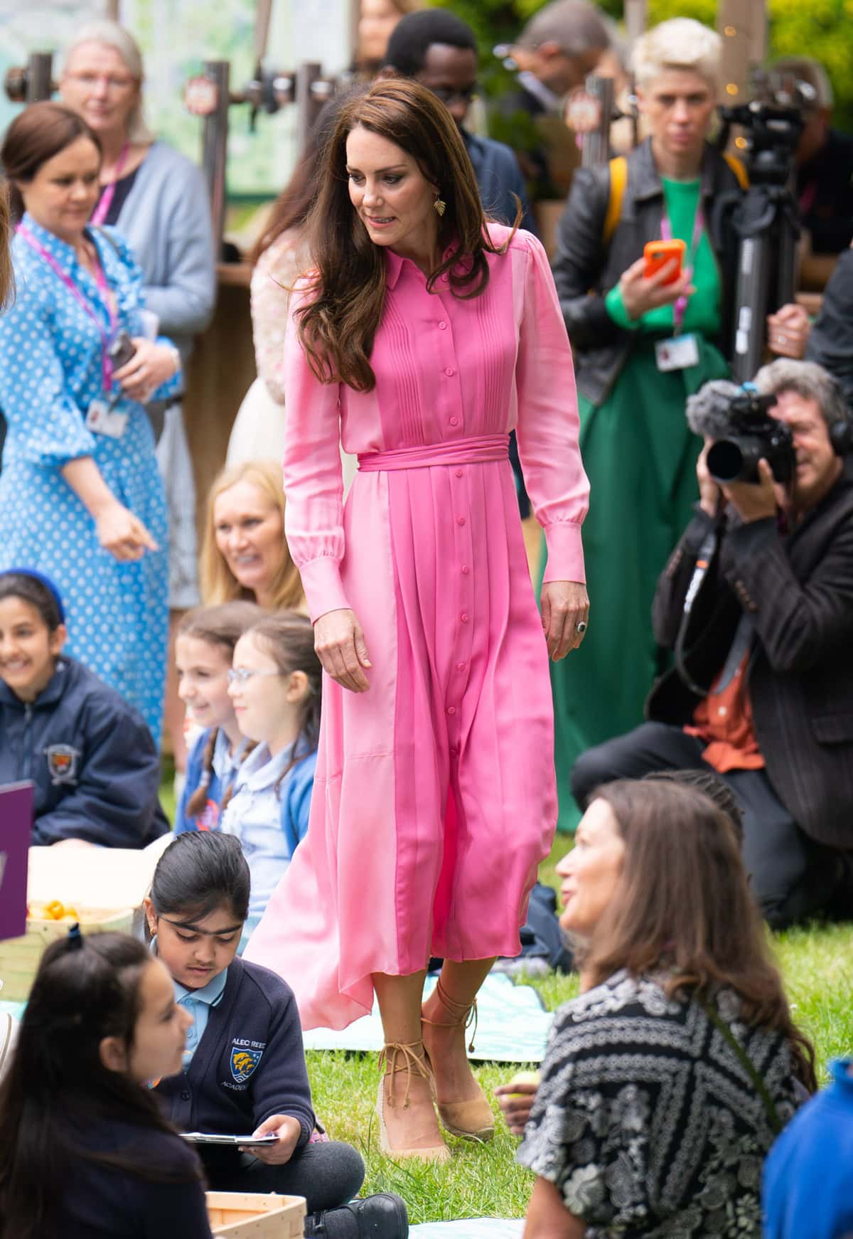 Kate Middleton repeats her bubblegum-pink ME+EM dress with toasted-brown Castañer “Carina” espadrille wedges at the 2023 Chelsea Flower Show