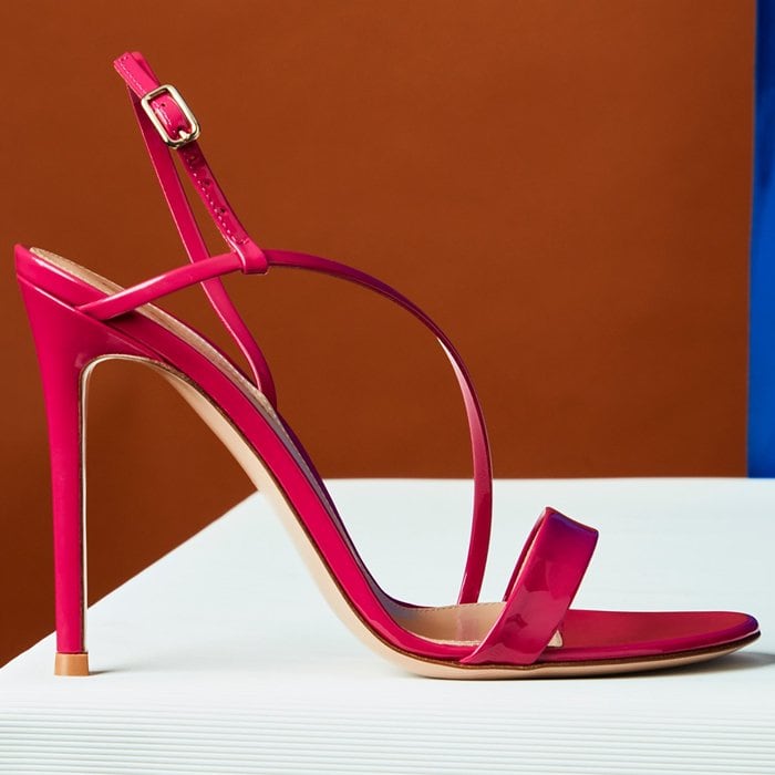 Expertly crafted in Italy from glossy and vibrant fucsia patent leather, the Manhattan sandal is Gianvito Rossi’s take on the Nineties-inspired trend