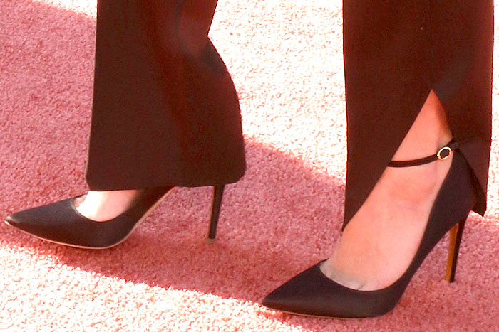 Maya Hawke's sexy feet in Rupert Sanderson 'Balance' pumps in black satin