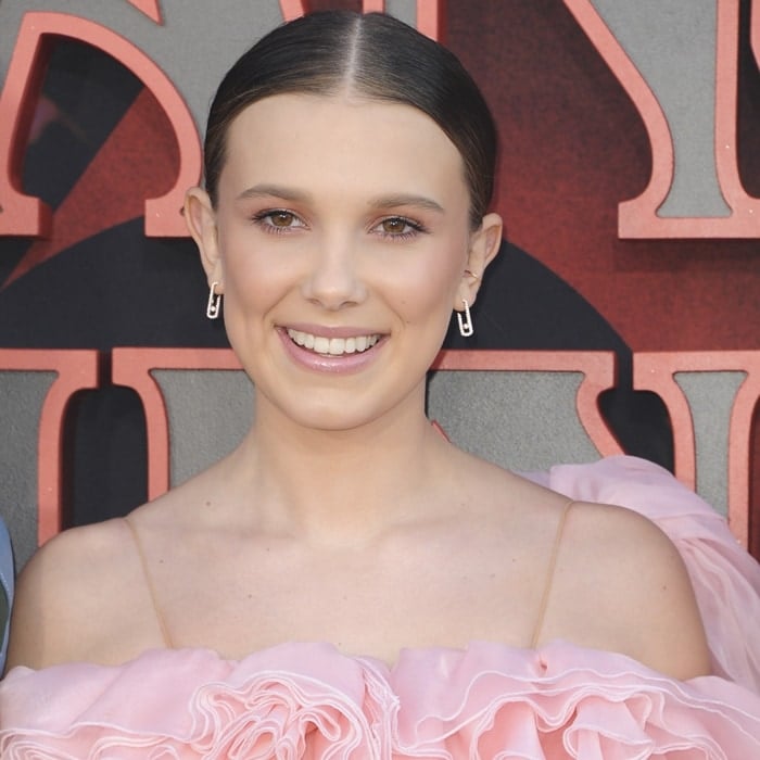 Millie Bobby Brown flashes her fixed teeth and her Move Addiction earrings in 18-carat white gold