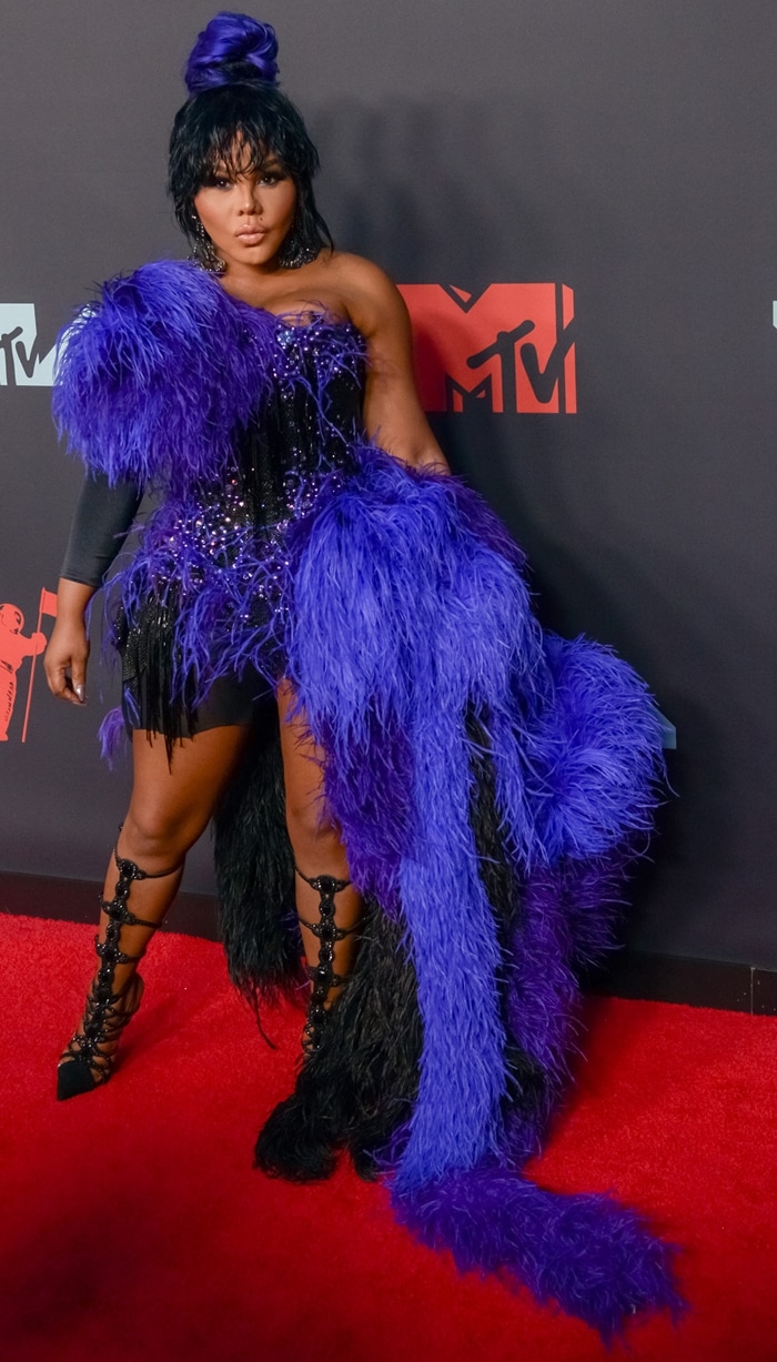 Lil' Kim flashes her legs at the 2019 MTV VMAs at the Prudential Center in Newark, New Jersey on August 26, 2019