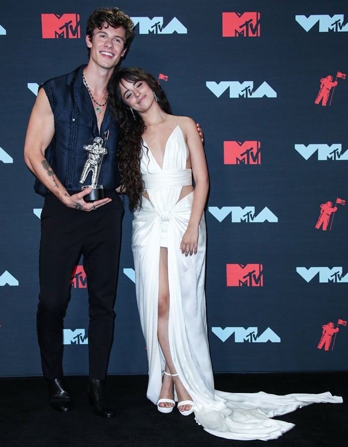 Shawn Mendes posing with his short girlfriend Camila Cabello at the 2019 MTV Video Music Awards