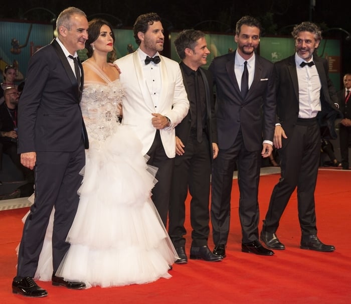 Penélope Cruz posing with Olivier Assayas, Edgar Ramirez, Gael Garcia Bernal, Wagner Moura, and Leonardo Sbaraglia