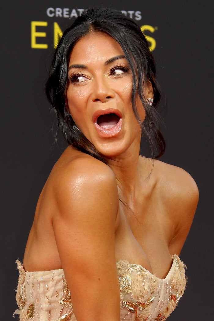 Nicole Scherzinger with bronzed skin at the 2019 Creative Arts Emmy Awards